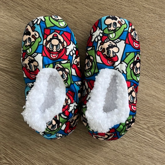 Boys shirts bundle with Mario slippers (4 tops and slippers) - Picture 9 of 10